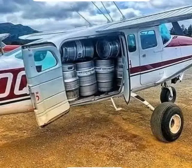 Barris de chopp dentro de um avião de pequeno porte