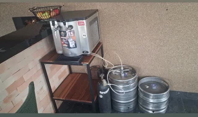 Chopeira e barris instalados numa festa