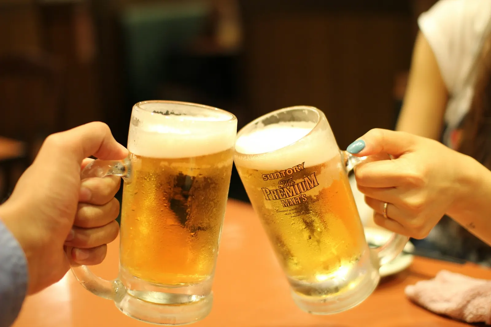 Amigos brindando com chopp à noite