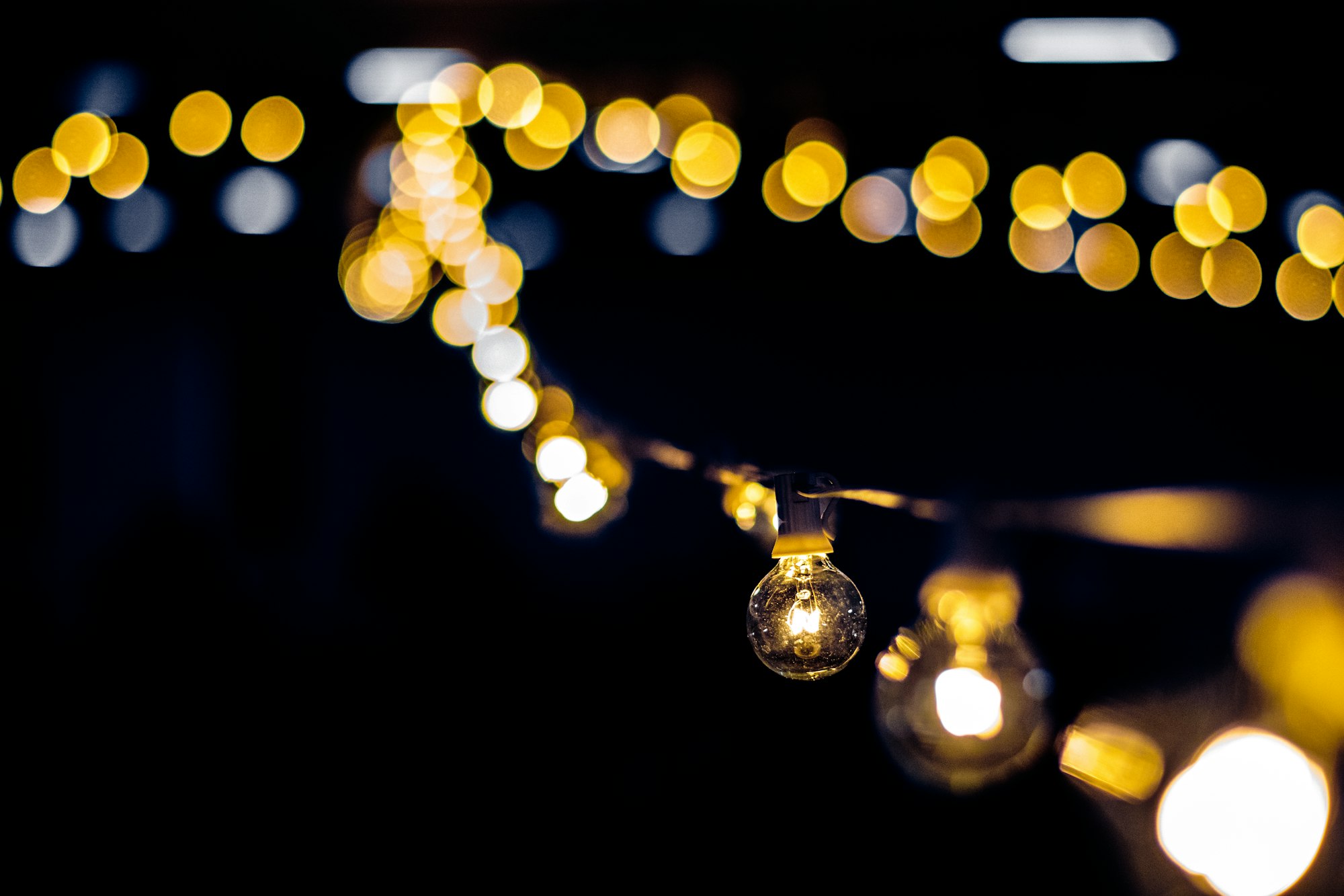 Festa ao ar livre com luzes à noite